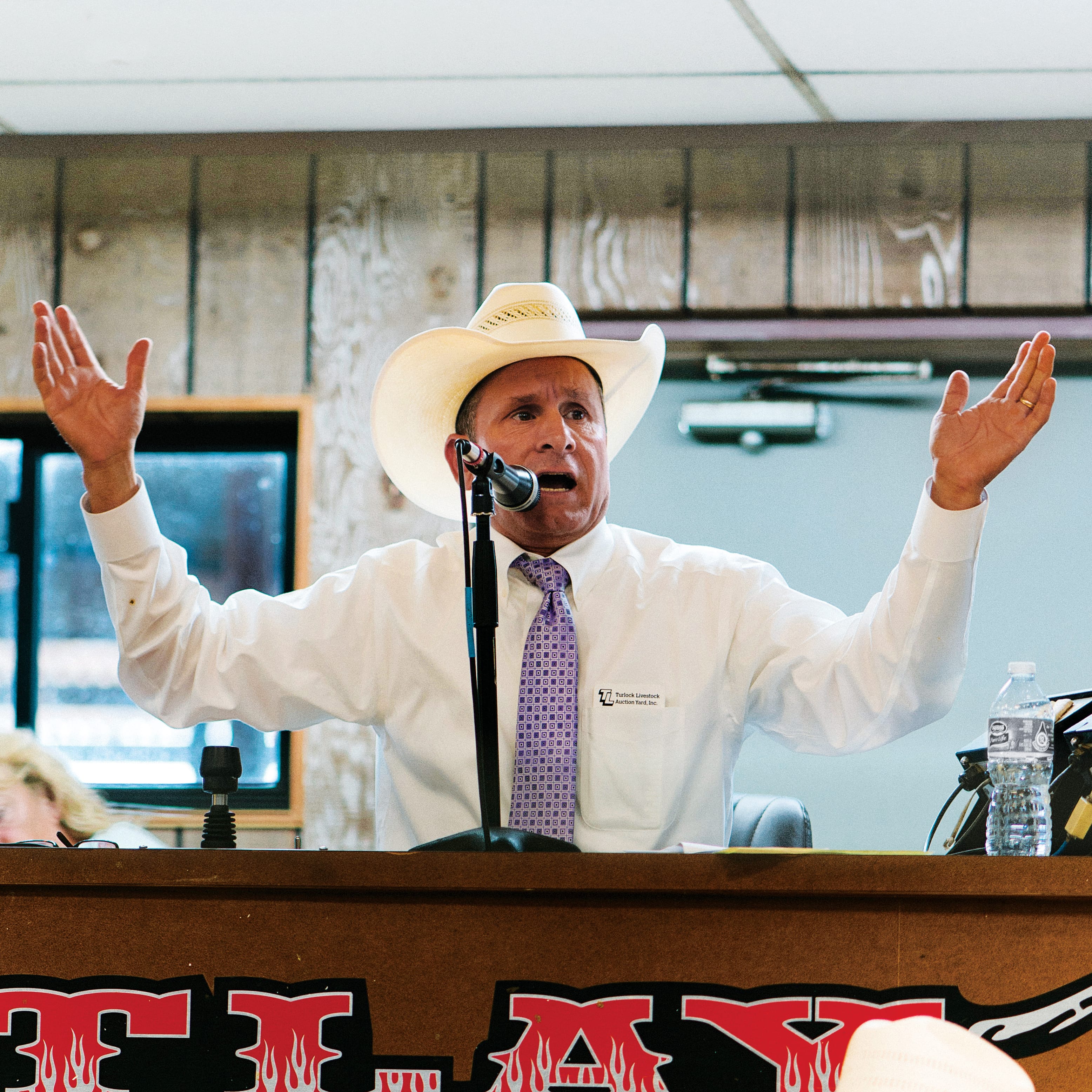 tobacco auction chant Sandy L Houston, winner of World Auctioneering Championship, Harvest Festival Jubilee, Danville, Va. Via @auctionrepgod, Thanks @bleep_blop , #auction #auctioneer #folklife #dimestoreradio famous tobacco auctioneers The tobacco